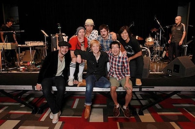 こちらは記念撮影の様子。山口はこのイベントについてブログで「サンボマスターとクーラシェイカーのメンバーみんなが一つになってベルベットアンダーグラウンドの曲をガシガシプレイすんのは最高の気分だったよ！」と興奮まじりに感想を述べている。