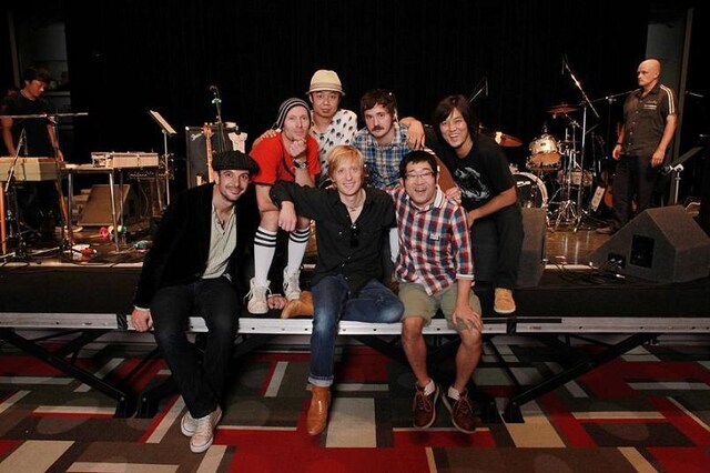 こちらは記念撮影の様子。山口はこのイベントについてブログで「サンボマスターとクーラシェイカーのメンバーみんなが一つになってベルベットアンダーグラウンドの曲をガシガシプレイすんのは最高の気分だったよ！」と興奮まじりに感想を述べている。