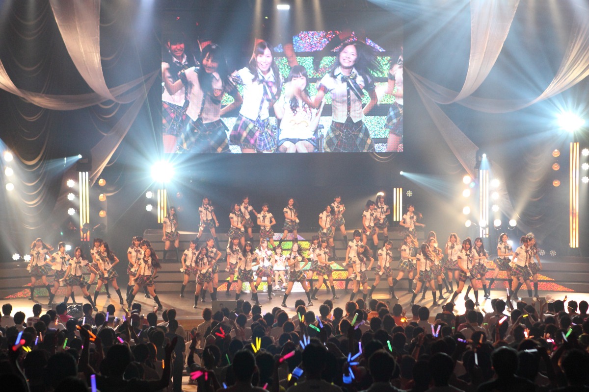 車いすに乗った松下唯を含む42人で「仲間の歌」を熱唱するSKE48。(c)SKE48