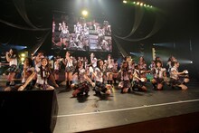 車いすに乗った松下唯を含む42人で「仲間の歌」を熱唱するSKE48。(c)SKE48
