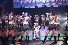 車いすに乗った松下唯を含む42人で「仲間の歌」を熱唱するSKE48。(c)SKE48