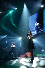 第3位「あなたとクリスマスイブ」を歌う佐藤実絵子（写真左）、出口陽（右）。(c)SKE48