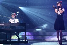 第3位「あなたとクリスマスイブ」を歌う佐藤実絵子（写真左）、出口陽（右）。(c)SKE48