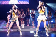 第2位「青空片想い」を歌う松井珠理奈（写真左）、松井玲奈（右）。(c)SKE48