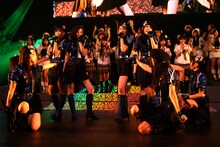 「少女は真夏に何をする？」を歌うアンダーガールズA。(c)SKE48