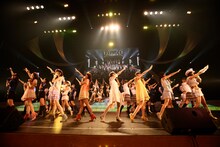 エンディングでは、総勢41人で「ピノキオ軍」を熱唱。(c)SKE48
