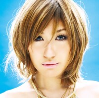 写真はシングル「遠くへ ～Spread Your Wings～　/ Unfair Love」通常盤ジャケット。