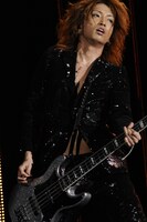 「今日はライブハウスと変わらないぐらいの勢いでやってるんで、よろしくお願いします」と力強く語った明希。それに対し横からShinjiが「カッコいいなあ。これいただいちゃおう（笑）」とつぶやく場面も。