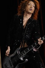 「今日はライブハウスと変わらないぐらいの勢いでやってるんで、よろしくお願いします」と力強く語った明希。それに対し横からShinjiが「カッコいいなあ。これいただいちゃおう（笑）」とつぶやく場面も。