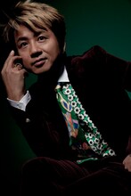 映画「おにいちゃんのハナビ」のオフィシャルサイトでは、主題歌がバックに流れる予告映像を公開中（写真は藤井フミヤ）。