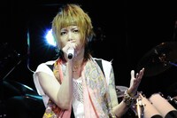 今週の人気の画像10位は「シドたまアリ公演に3万2000人『本当に幸せなバンド』」よりマオ。