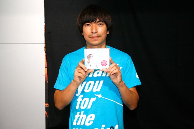 DJの合間に行われた囲み取材で、記者から「お笑いとDJ、どっちのほうが得意か？」と質問されたふかわ。「お笑いは、若干苦手ですね（苦笑）」と答えて、記者の笑いを誘った。