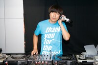 店内ではROCKETMANのファンを含め、多数の買い物客がふかわのDJぶりを見守っていた。