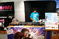 店内DJは1Fレジカウンター隣りの、インフォメーションカウンターを利用して実施。