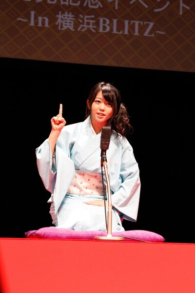 「春風あさみ」として、堂々と噺を披露した峯岸みなみ。この模様は、後日「AKBINGO!」でも紹介される予定。