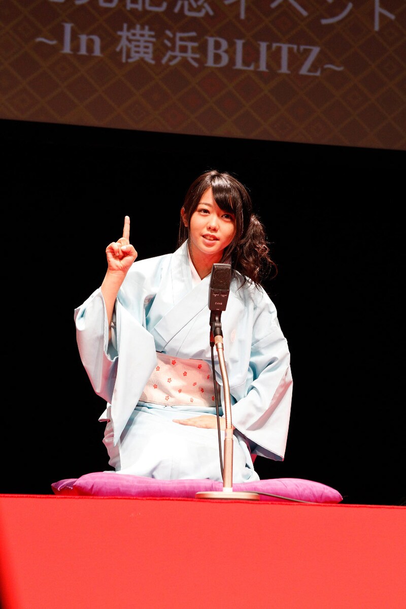 「春風あさみ」として、堂々と噺を披露した峯岸みなみ。この模様は、後日「AKBINGO!」でも紹介される予定。