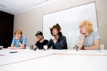 石毛輝（写真右から2番目）は、今回のアルバムを作って「今なぜ自分たちがthe telephonesをやっているのかを考え直すことができた」とコメント。