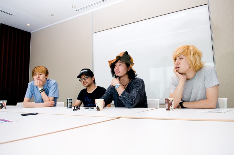 石毛輝（写真右から2番目）は、今回のアルバムを作って「今なぜ自分たちがthe telephonesをやっているのかを考え直すことができた」とコメント。