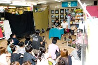 公開Ustream生放送イベントの様子。会場ではCD購入者以外にも、多くのファンがイベントの様子を見守っていた。