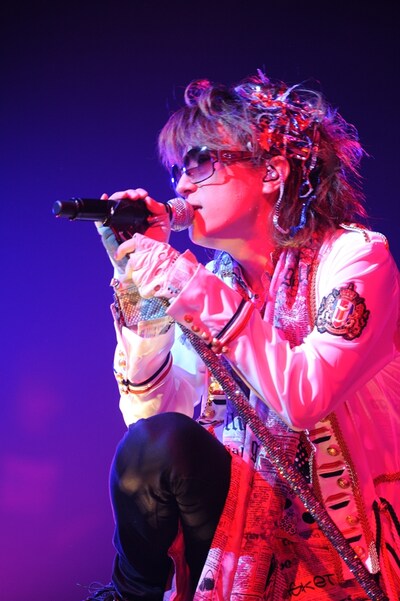 華やかな衣装で登場し、満員のオーディエンスを魅了したTETSUYA。