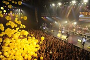 アンコールでは黄色い風船がフロアを埋め尽くした。