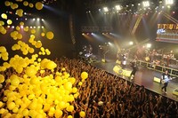 アンコールでは黄色い風船がフロアを埋め尽くした。