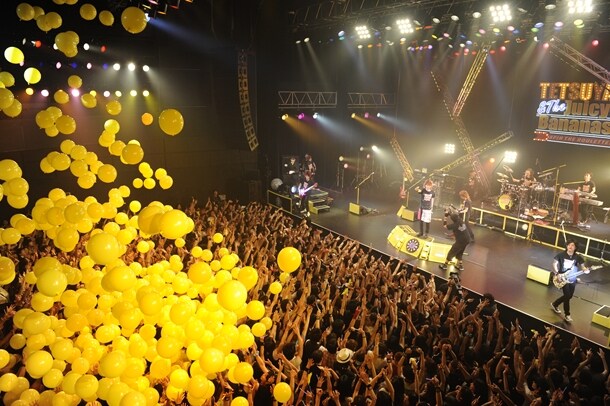 アンコールでは黄色い風船がフロアを埋め尽くした。