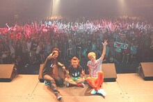 5000人のオーディエンスをバックに記念撮影をするHOME MADE 家族の3人。うれしそうな表情に注目。