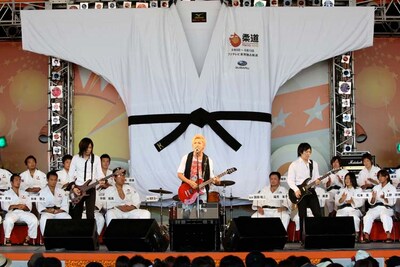 壮行会で「メダリスト」を熱唱するつるの剛士。