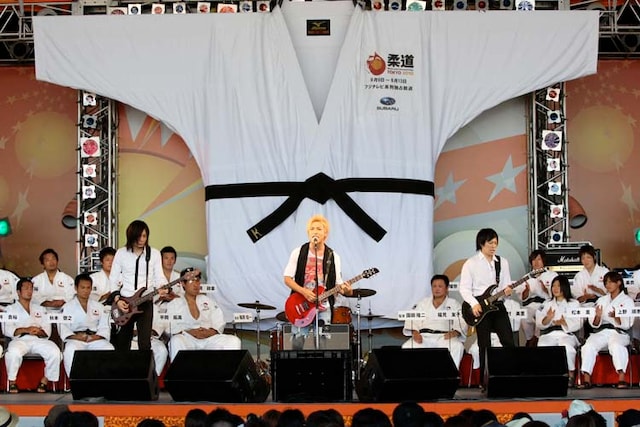 壮行会で「メダリスト」を熱唱するつるの剛士。