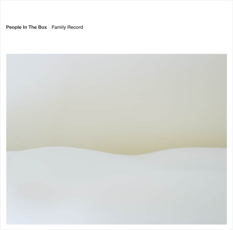 写真はアルバム「Family Record」ジャケット。これまでの作品で見せた鮮やかな色彩美とは逆を行く、シンプルなデザインになっている。