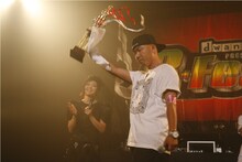 「R-MIC BATTLE OVER20」で優勝した晋平太。