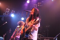 アコースティックギターをかき鳴らし熱唱する舞花。