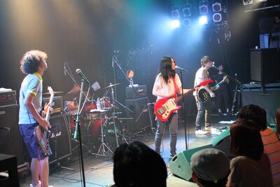 バンドを従えての熱いパフォーマンスでアルバム「Possible」の世界を表現した舞花。ツアーは東京、大阪、そして彼女の地元・熊本で行われた。