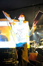 写真は昨年12月24日に渋谷LUSHで行われた神聖かまってちゃんのライブの様子。