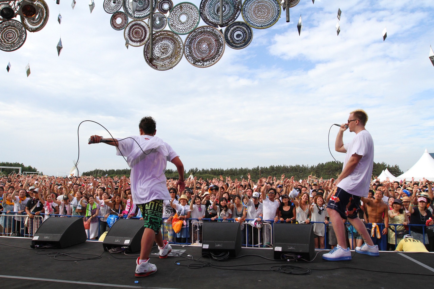 写真は本日8月8日に「SUMMER SONIC 2010」RIVERSIDE GARDENで行われたDef Techのライブの様子。
