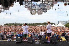 写真は本日8月8日に「SUMMER SONIC 2010」RIVERSIDE GARDENで行われたDef Techのライブの様子。