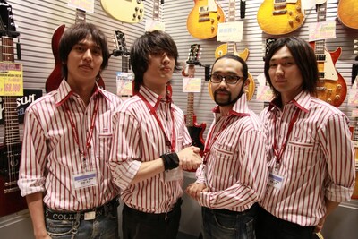 ギターコーナーの前に立つ4人。