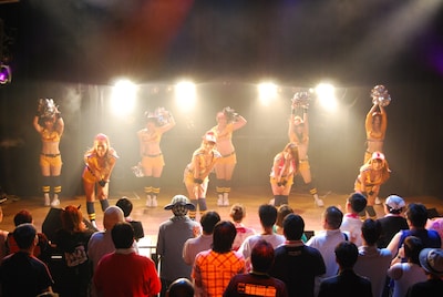 「爆乳甲子園」で異様なパフォーマンスを披露した爆乳甲子園。