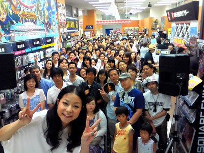 歌とトークで老若男女を魅了したまきちゃんぐ。