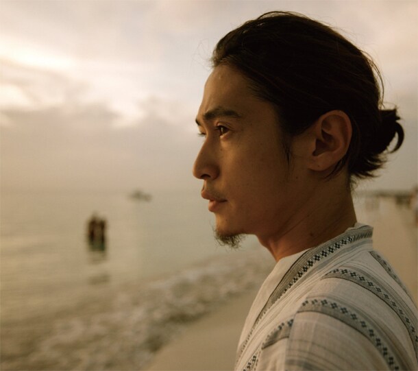 アルバム「TIME WAVE」の初回限定盤ジャケット。この写真はリリック＆写真集「卍LINE ～TIME WAVE～ 窪塚洋介」の表紙でも使用される。