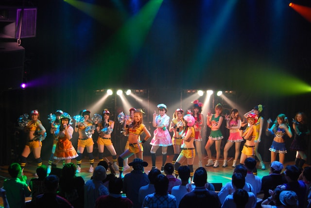 アンコールで「爆乳戦隊パイレンジャー」を熱唱する、セクシー☆オールシスターズの面々。