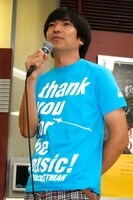 ふかわが着ている「thank you for the music!!」Tシャツは、8月22日に東京・LIQUIDROOM ebisuで行われる主催イベント「ROCKETMAN SUMMER FES 2010 "thank you for the music!!"」で販売される。色は青、黒、ピンクの3種類を用意。この他、「thank you for the music!!」タオルの販売も予定されている。
