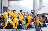 8月7日に主催野外フェス「トーキョースカジャンボリー」を山中湖で開催したスカパラ。彼らはフェスのトップバッターとして登場し、「Just say yeah!」「Ska Me Crazy」などライブ映えするナンバーを連発した。