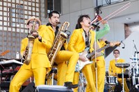 写真は「トーキョースカジャンボリー」でのスカパラのライブの模様。