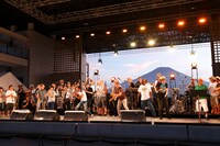 写真は「トーキョースカジャンボリー」の模様。フェスの最後には、出演者全員がステージに上がり、アンコールセッションを繰り広げた。