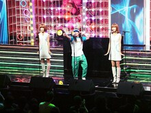 掟ポルシェ（ロマンポルシェ。）のDJタイムに乱入したバニラビーンズ。この3人によるイモ欽トリオのカバー「ハイスクールララバイ」はDISC 2に収録。