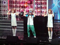 掟ポルシェ（写真中央）とバニラビーンズは7日深夜の「TIF Lounge『IDOL Club Night』」に出演。「ハイスクールララバイ」などでコラボを果たした。