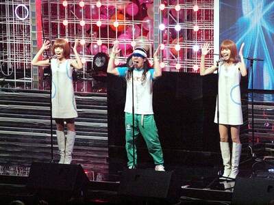 掟ポルシェ（写真中央）とバニラビーンズは7日深夜の「TIF Lounge『IDOL Club Night』」に出演。「ハイスクールララバイ」などでコラボを果たした。