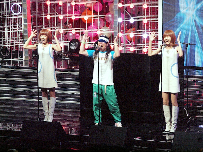 掟ポルシェ(写真中央)とバニラビーンズは7日深夜の「TIF Lounge『IDOL Club Night』」に出演。「ハイスクールララバイ」などでコラボを果たした。